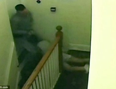 Έσερνε την σύντροφό του από τα μαλλιά και την πέταξε από τις ... σκάλες (βίντεο)